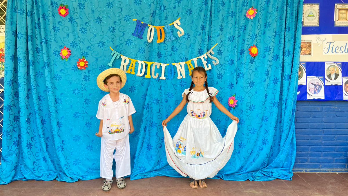 Estudiantes de Educación Inicial y Primaria participan en "Desfile de Moda Tradicional" donde realizaron presentaciones con vestimenta, peinados, atuendos, vestidos y trajes tradicionales.

<a href="/minednicaragua/">Ministerio de Educación Nicaragua</a> 
<a href="/minedocotal/">MINED Ocotal</a>