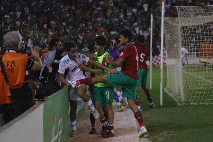 hakimsahrawi's tweet photo. هكذا تعامل المنتخب المغربي بكل روح رياضية بعد خسارته ضد المنتخب الجزائري https://t.co/ZHJ4LCgl5I