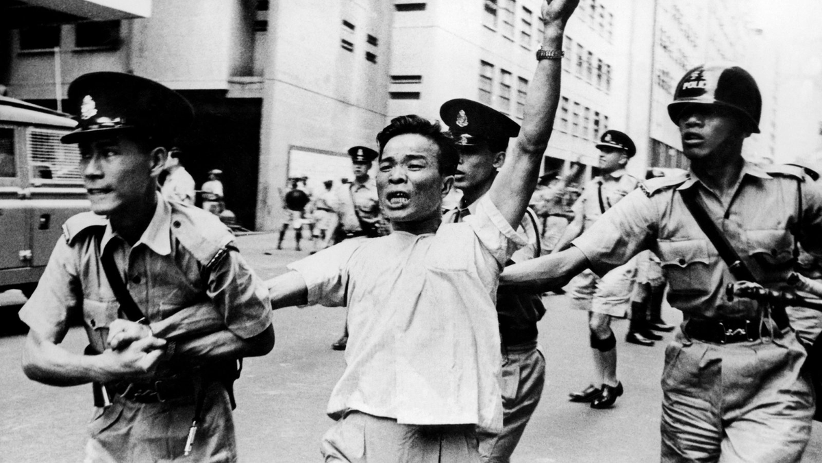 qiaocollective's tweet image. In 1967, British colonial police in Hong Kong brutally suppressed Chinese protests, led by left-wing groups with ties to the CPC. At least 22 people were killed by the police. 

Two years later, Queen Elizabeth granted the police force the "Royal" title for their conduct.