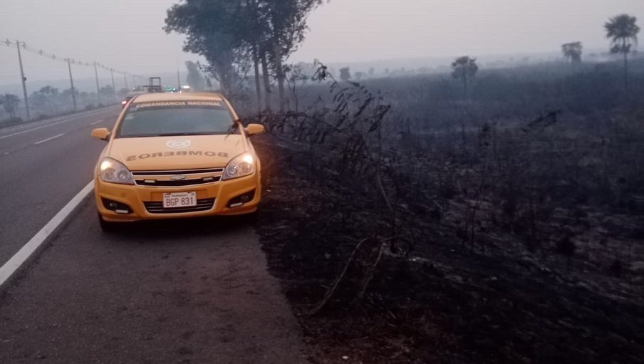 mambiente_py's tweet photo. Sigue el combate contra el fuego por parte de Bomberos Voluntarios de Luque y San Bernardino, apoyados por Guardaparques, al costado de la ruta Luque - San Bernardino. https://t.co/PFk4undAd1