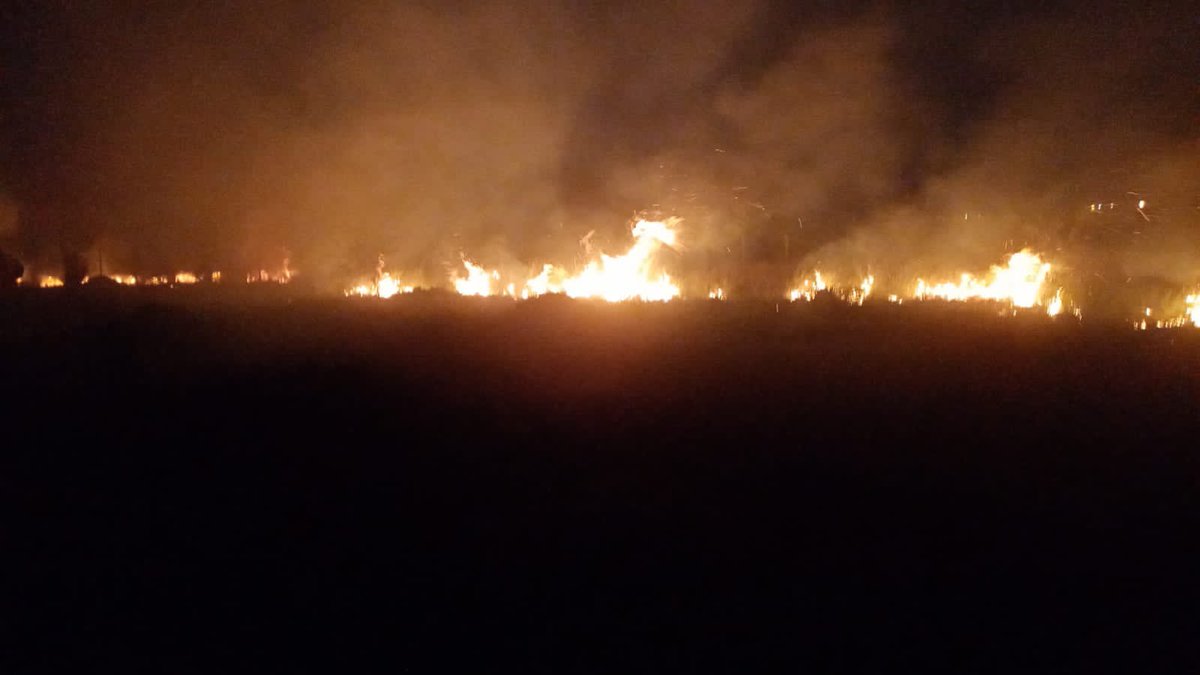 mambiente_py's tweet photo. Sigue el combate contra el fuego por parte de Bomberos Voluntarios de Luque y San Bernardino, apoyados por Guardaparques, al costado de la ruta Luque - San Bernardino. https://t.co/PFk4undAd1