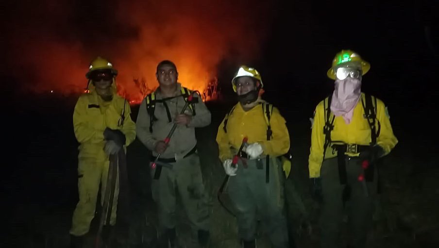 mambiente_py's tweet photo. Sigue el combate contra el fuego por parte de Bomberos Voluntarios de Luque y San Bernardino, apoyados por Guardaparques, al costado de la ruta Luque - San Bernardino. https://t.co/PFk4undAd1