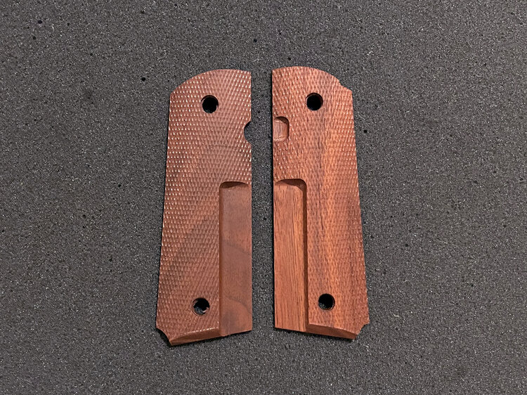 oceancustom's tweet photo. 実銃でスネークマッチスライド作ってる人がいる。
木グリも。
45口径用、サイトカットはHEINIE。
「Original prototype build by Sheriff Co. of Japan」と明記してるので許してあげよう。
呼んでくれたらフレームチェッカー堀りにいこう。
実スネークマッチはSFAココボロを加工してます。😎 https://t.co/T5xMYTOmKc