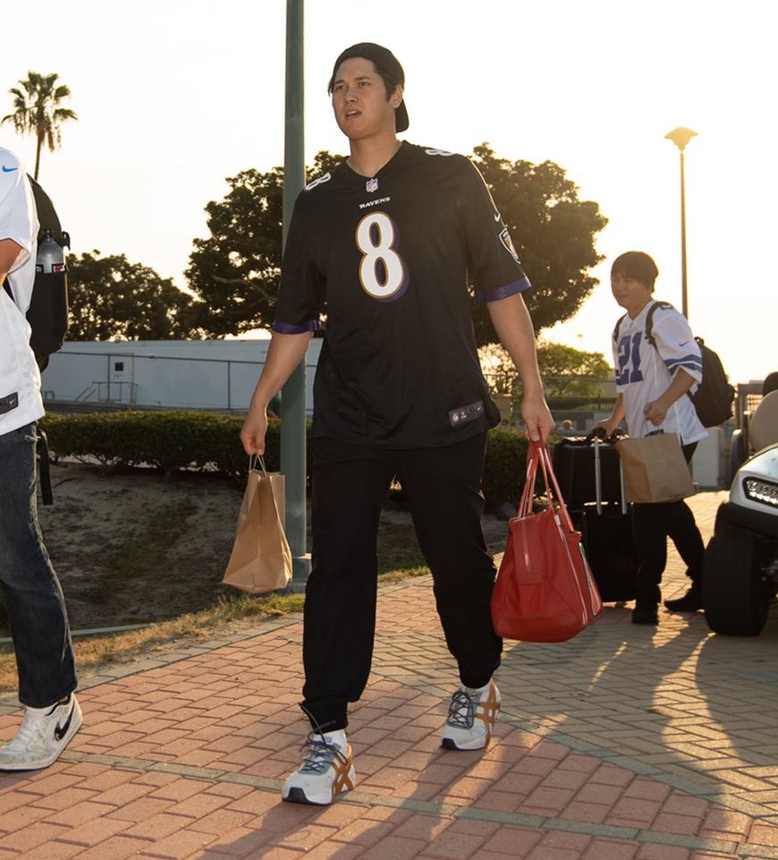 shodoingthings's tweet photo. shohei ohtani sporting a lamar jackson jersey https://t.co/F8En70PtPi