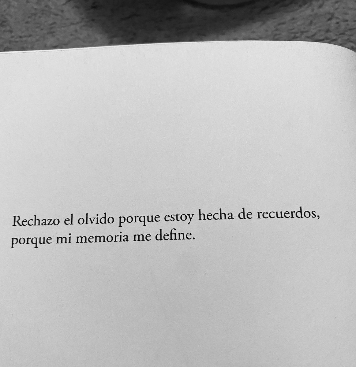 Cementedelibros's tweet photo. “Rechazo el olvido porque estoy hecha de recuerdos, porque mi memoria me define.”
Autor: @elvirasastre 
Libro: Aquella orilla nuestra
#cementeriodelibros https://t.co/rF16WJTQgr