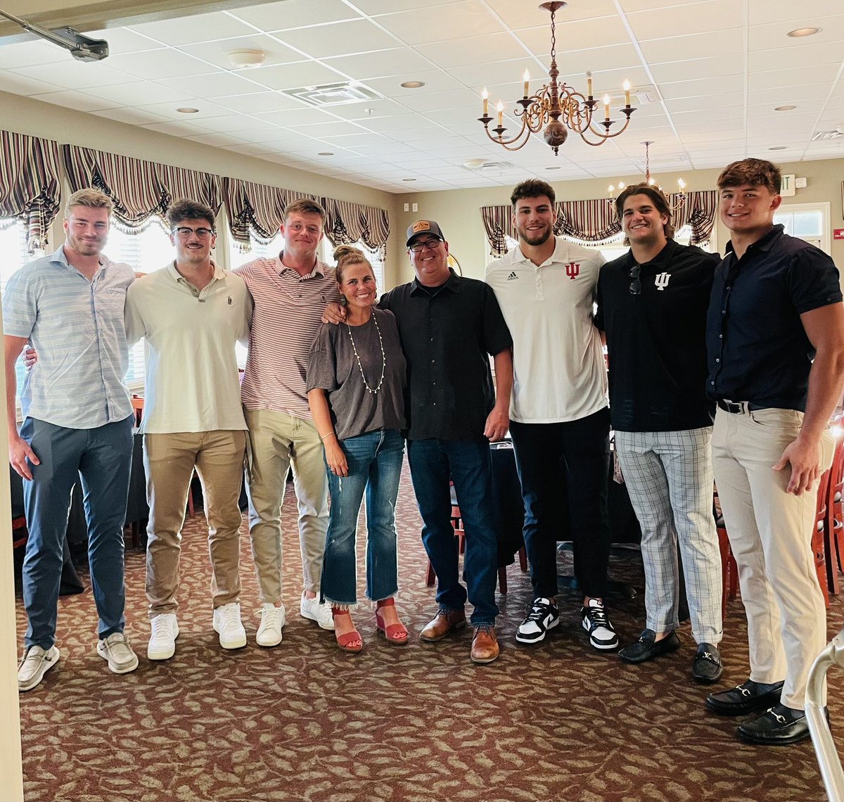 Hosted the IU tight ends for a pre game dinner tonight! GO HOOSIERS 🔴⚪️🔴⚪️ #iufb #LEO