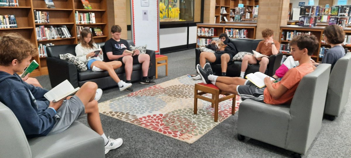 rvabmdavis's tweet photo. Silent reading party with Mr. Young's classes today @godwin_library @hcpslib @suzannestockman https://t.co/JDVp4Jj1Kh