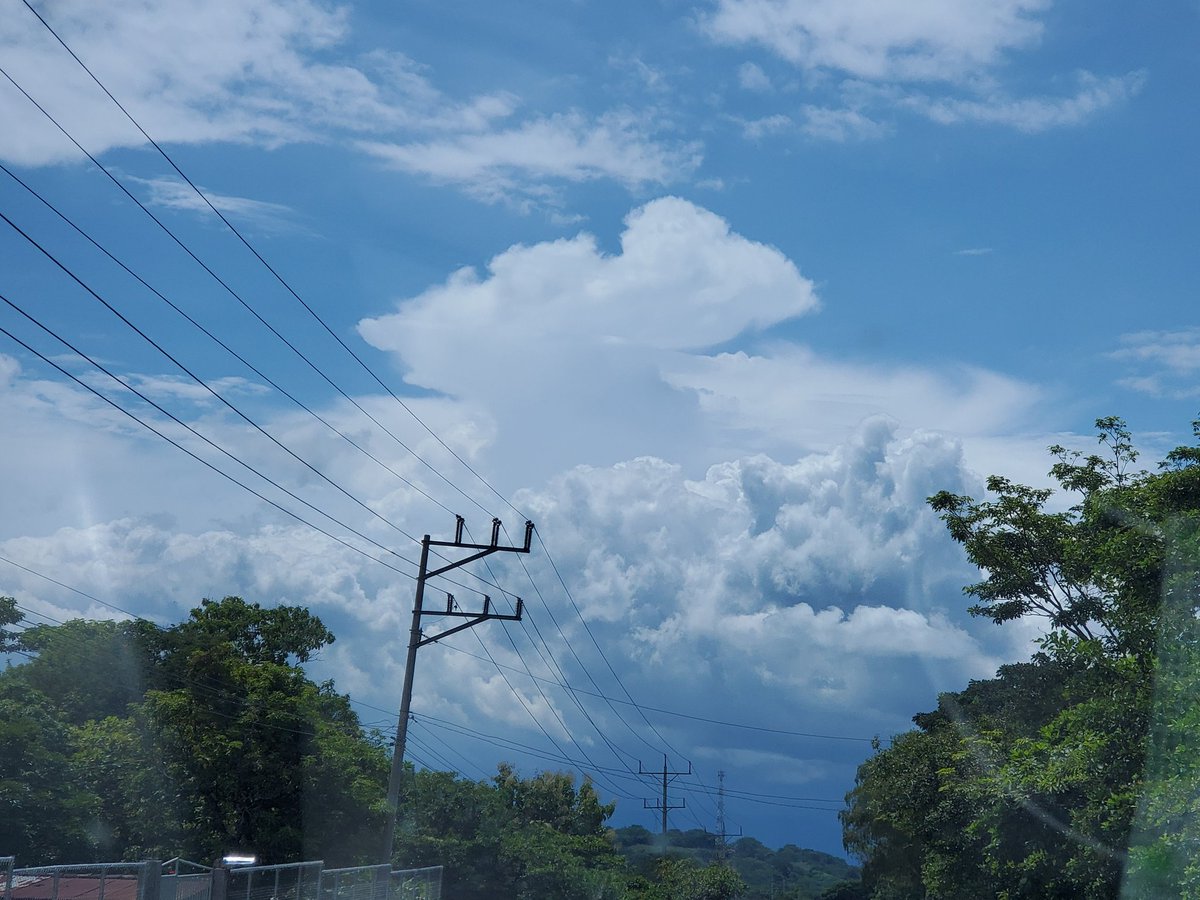 Vea esa formación @ChamanweatherES sobre las montañas de San Vicente o Cuscatlan