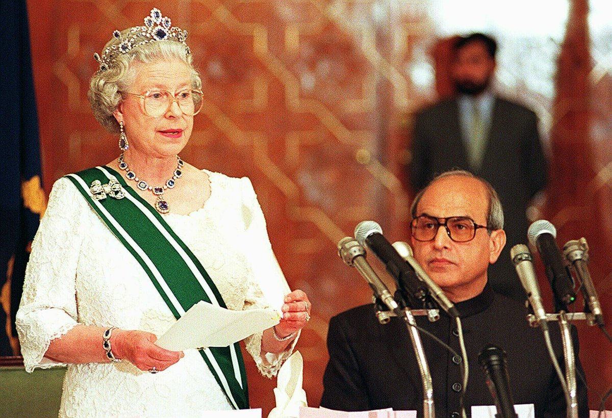 SAMAATV's tweet photo. جب ملکہ برطانیہ پاکستان تشریف لائیں
https://t.co/uLU6L401E5
#SamaaTV #QueenElizabeth #QueenElizabethII #LondonBridge https://t.co/jiQJ5lKkur