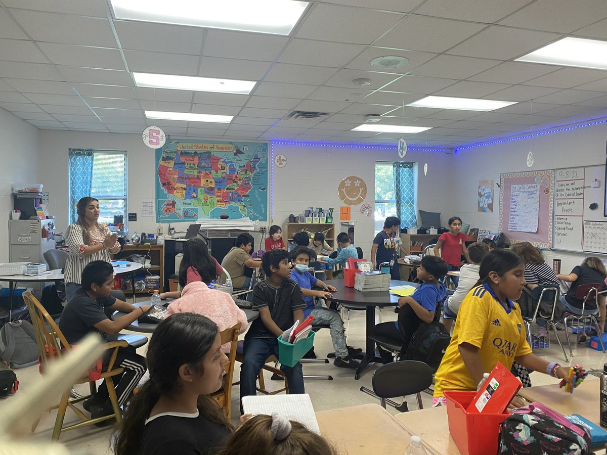 PrincipalBJT's tweet photo. 5th grade Social Studies doing an incredible job of creating informational posters about impactful American colonists!! Way to go Mrs. Hamilton’s class!! @ELGINISD_EIS #ElevateOurLegacy #OTOTOF #TheIntermediate #BeTheChange https://t.co/XwJHQo3o2y