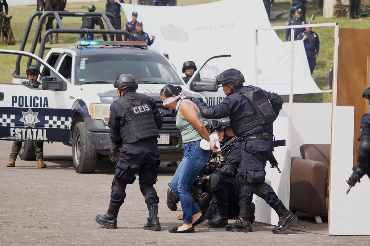 HGutierrez_M's tweet photo. Esta mañana, encabezados por  el Gob. @CuitlahuacGJ, realizamos la Ceremonia de Clausura del Curso Formación Inicial para Policía Preventivo Aspirante Estatal de la Generación XXXIII, en las instalaciones del @CEISVer, sumando 277 oficiales más a las filas de nuestra institución. https://t.co/l0jQ2qbLK0