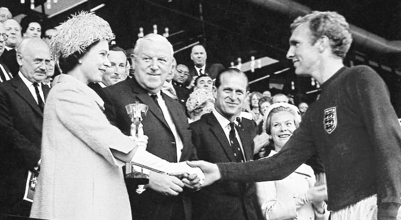 LondonFA's tweet photo. The London FA is deeply saddened to hear of the passing of Her Majesty the Queen, Elizabeth II. 

Our thoughts and condolences are with royal family and all those mourning the loss of Her Majesty. 

Queen Elizabeth II 
1926 - 2022 🕊 https://t.co/baDnHosiou
