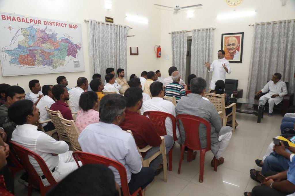 jansuraajonline's tweet photo. भागलपुर में जिले के विभिन्न प्रखण्डों से आए जन प्रतिनिधियों के साथ जन सुराज की परिकल्पना और स्थानीय मुद्दों पर विस्तृत चर्चा। https://t.co/GfaQt5LmCP