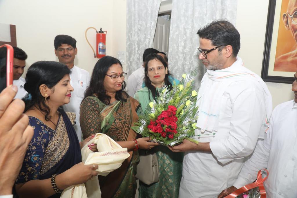 jansuraajonline's tweet photo. भागलपुर में जिले के विभिन्न प्रखण्डों से आए जन प्रतिनिधियों के साथ जन सुराज की परिकल्पना और स्थानीय मुद्दों पर विस्तृत चर्चा। https://t.co/GfaQt5LmCP