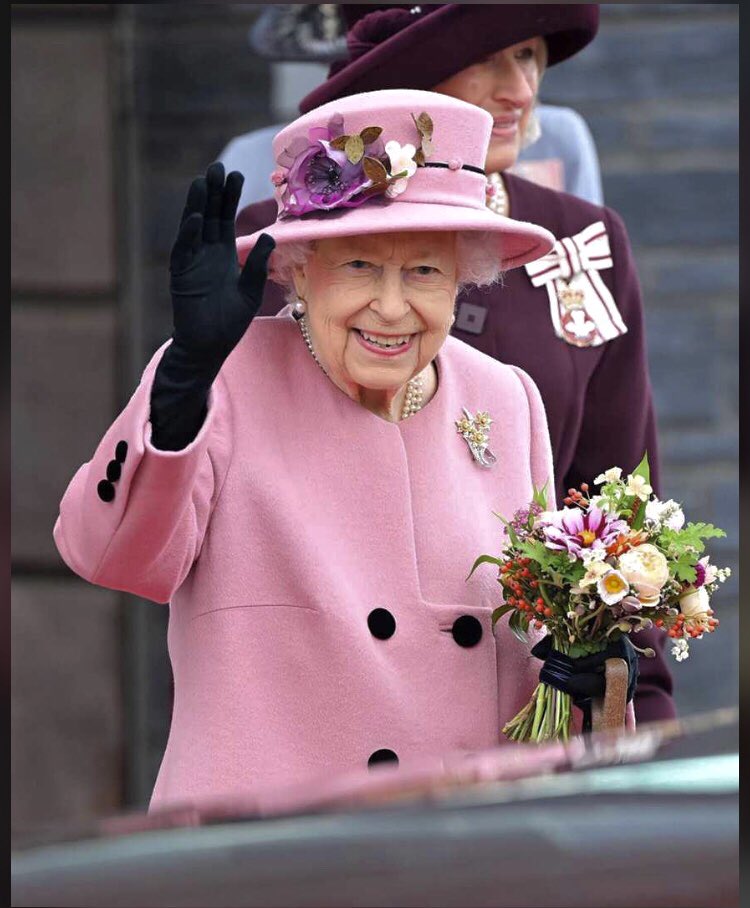 Shavindu_787_'s tweet photo. Queen Elizabeth II has passed away at the age of 96, after reigning for 70 years.  Remembering ... https://t.co/6698XI908N