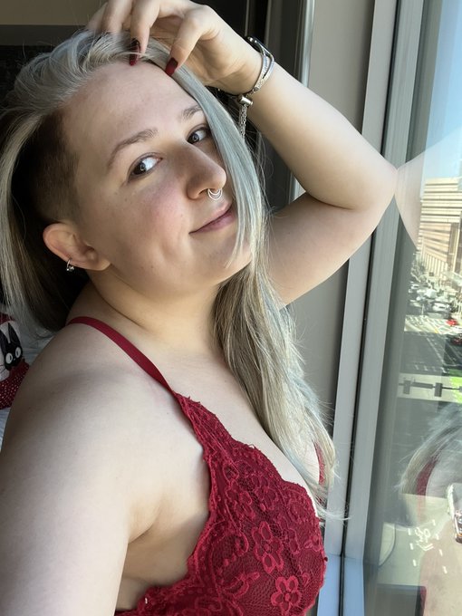 Took some photos in the hotel that I can&rsquo;t wait to share 🖤💋 https://t.co/v0YsTJfat3<a href="/tag/ootd"class="tags"><span>#ootd</span></a>