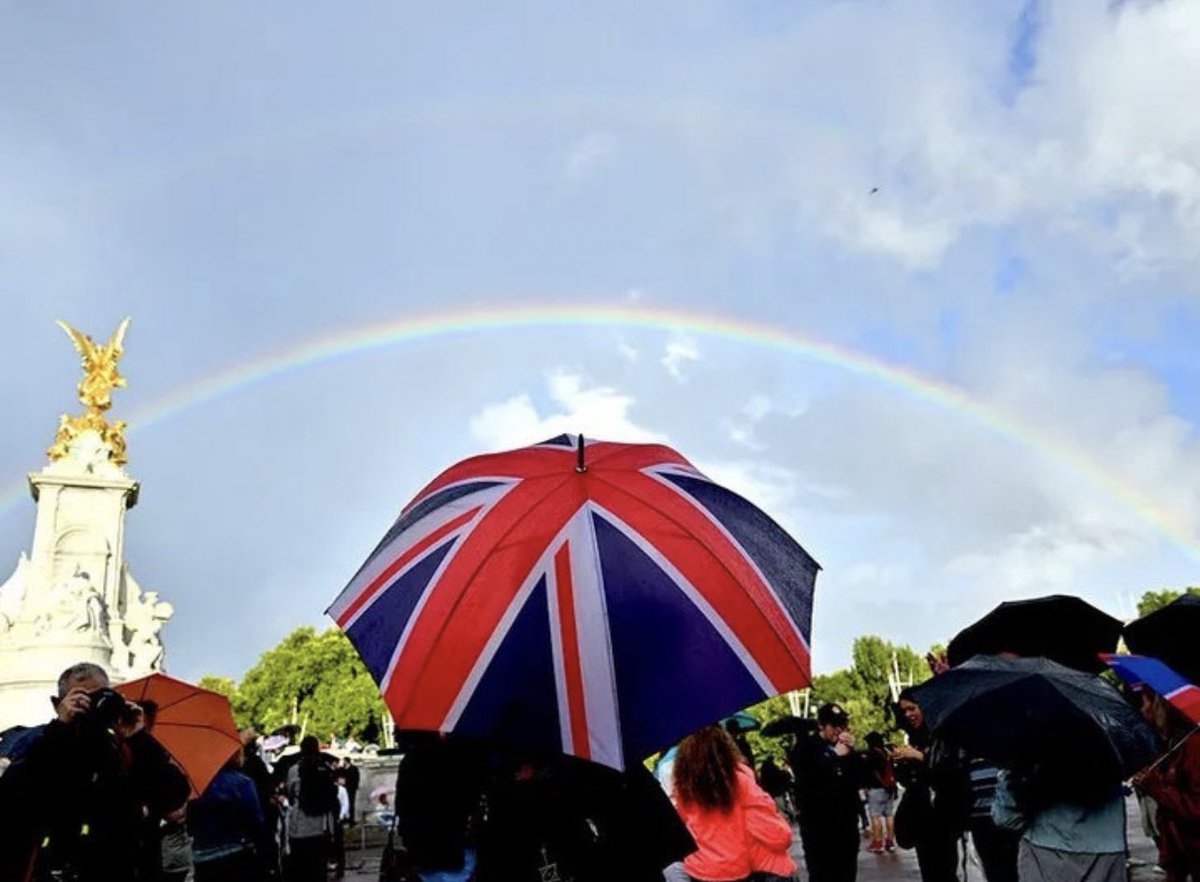 RachelFenton_'s tweet image. A double rainbow over Buckingham palace not long after the announcement that the Queen had passed. ❤️
