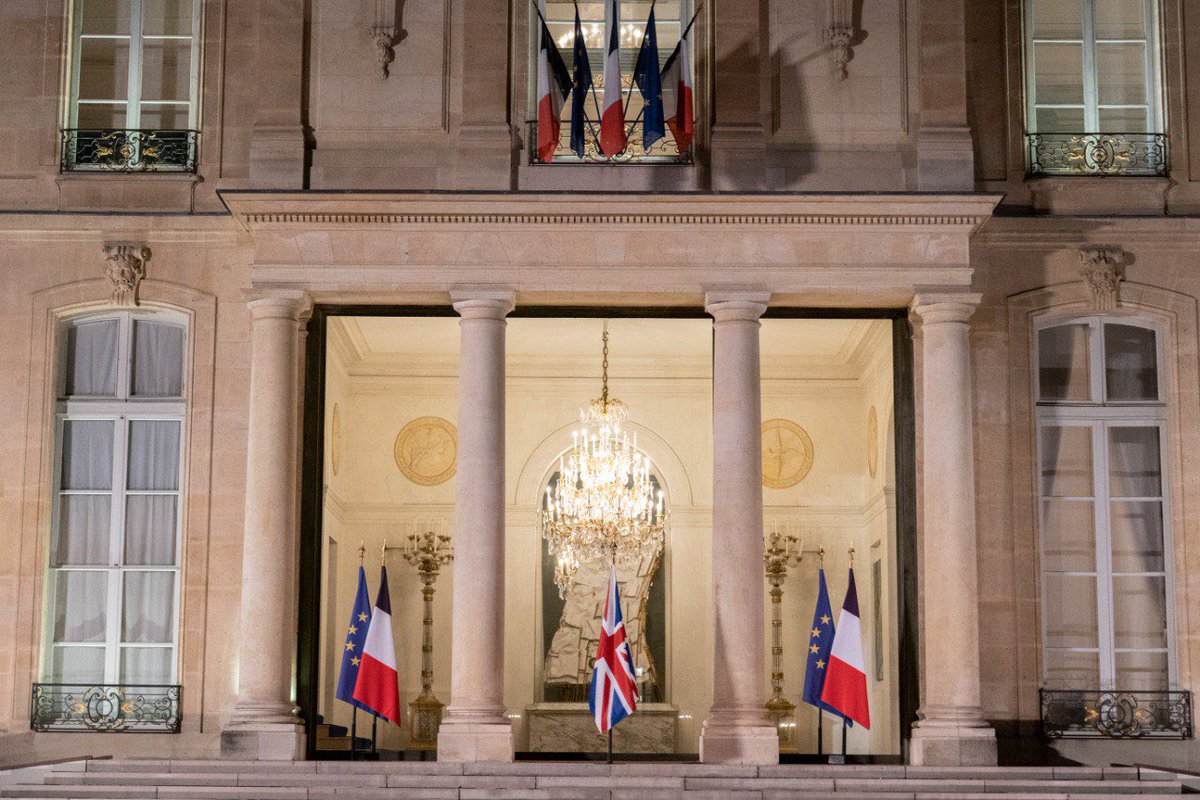 Elysee's tweet image. À Sa Majesté la Reine Elizabeth II.
Au peuple Britannique.