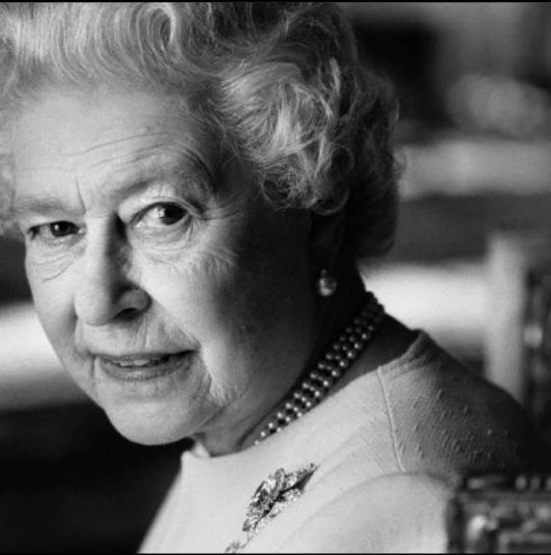 Monseigneur le Comte de Paris et Madame la Comtesse de Paris rendent hommage Sa Majesté la Reine Elizabeth II. Nous transmettons nos condoléances aux membres de la Famille Royale britannique, en particulier à Sa Majesté le Roi Charles III. 📸 Royal Collection Trust