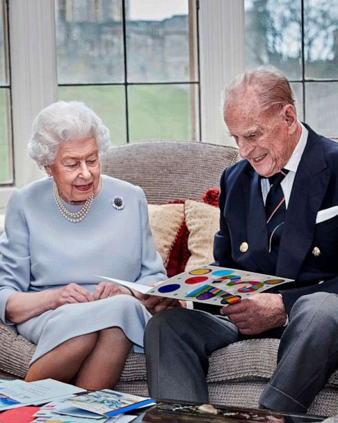 CoutureRoyals's tweet photo. Together again 🌹 

Their first public picture together and their last 🥺

#QueenElizabeth #PrincePhilip https://t.co/NEPxVvByW1