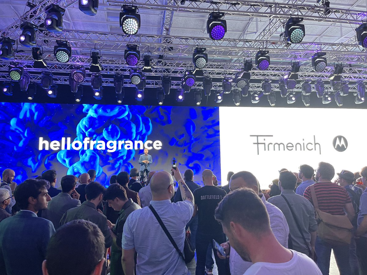 xataka's tweet photo. Una curiosidad: los Motorola de gama más alta vienen con una fragancia única impregnando el embalaje. Para que el "unboxing" sea una experiencia única. #findyouredge @MotorolaESP https://t.co/OaO2XEmBPl