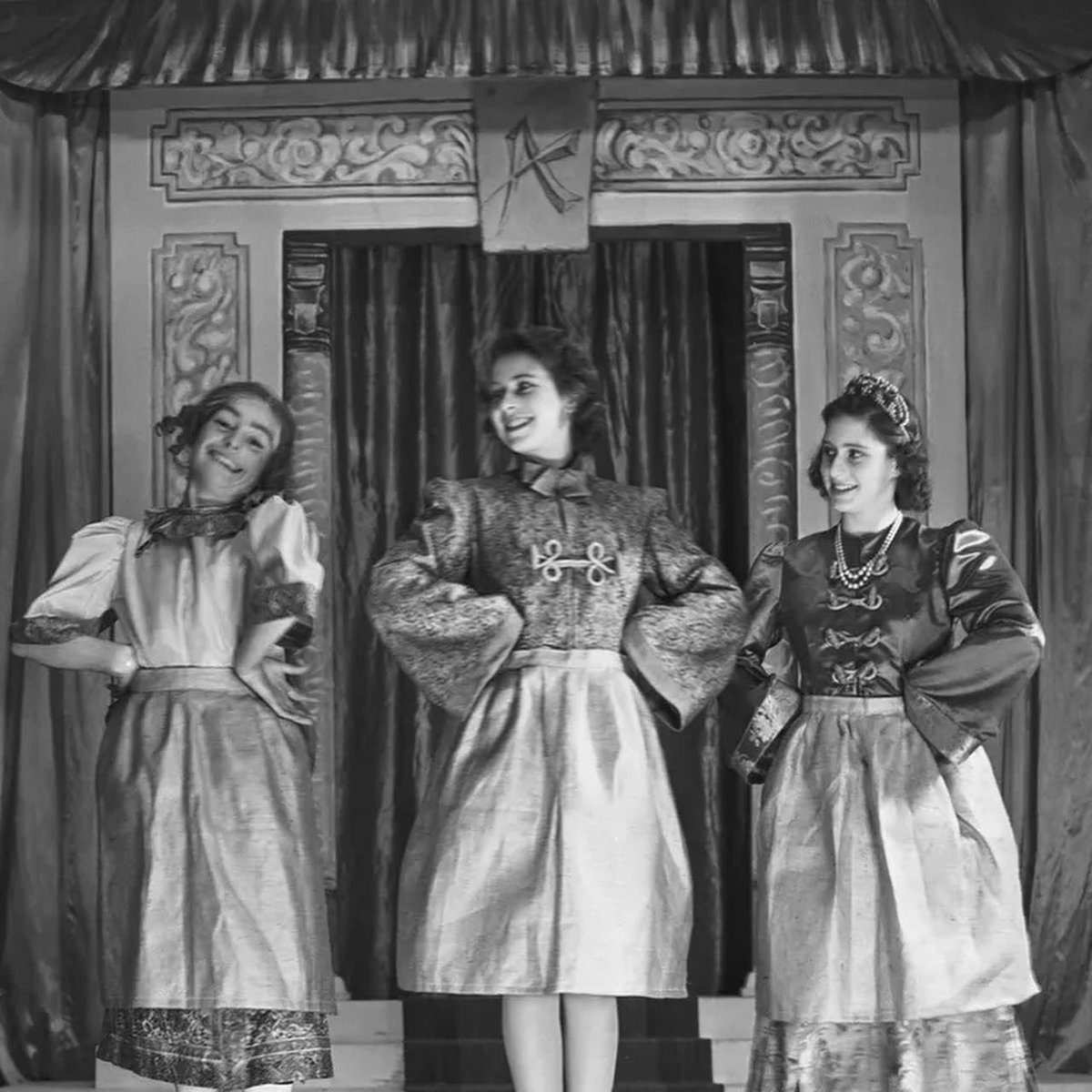 SevenoaksPanto's tweet photo. The entire Sevenoaks Panto and Stag Theatre team tonight join the country in mourning the loss of Her Majesty Queen Elizabeth II, who was no stranger to pantomime. https://t.co/7tFqhwDpdo