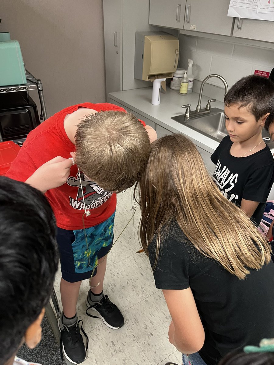 MrsBakerMES's tweet photo. Exploring how vibrations make sound! https://t.co/E5sx9IGoM9