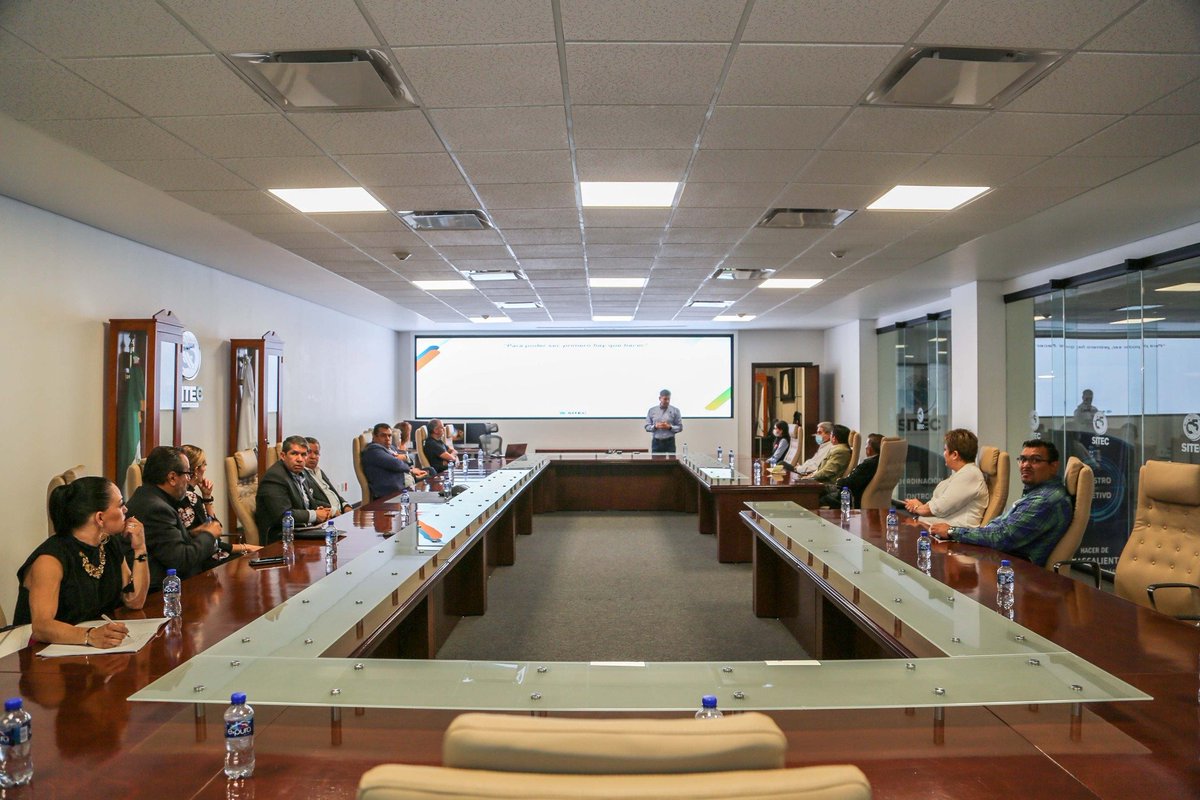 El secretario general de gobierno Enrique Moran Faz ofreció un recorrido por las instalaciones del C5 SITEC a empresarios de Aguascalientes, en donde les explicó los beneficios que esta infraestructura tiene en materia de seguridad para nuestro estado. 

#CumplidoAl100