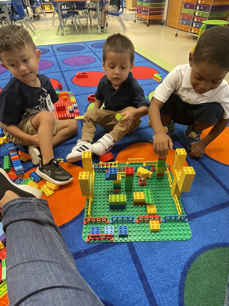 Mrs_Monica_KECS's tweet photo. We built a football 🏈 field together. What great team work!! #footballfunday @KinkeadeECS @dunbar106 @MrsFloyd0419 #prek3rocks https://t.co/ZtPnr8SHlk