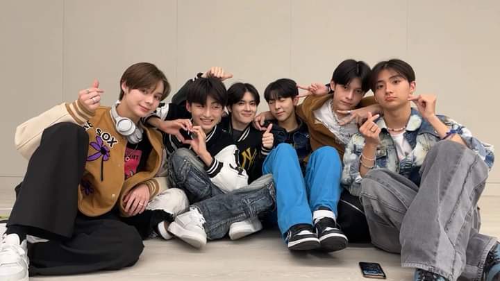 _V_era's tweet photo. Tak dziwnie patrzy się na nich w szóstkę
#TraineeA #Trainee_A #TraineeALiveStreaming #LiveWithTraineeA https://t.co/4r4eIo5Gnw