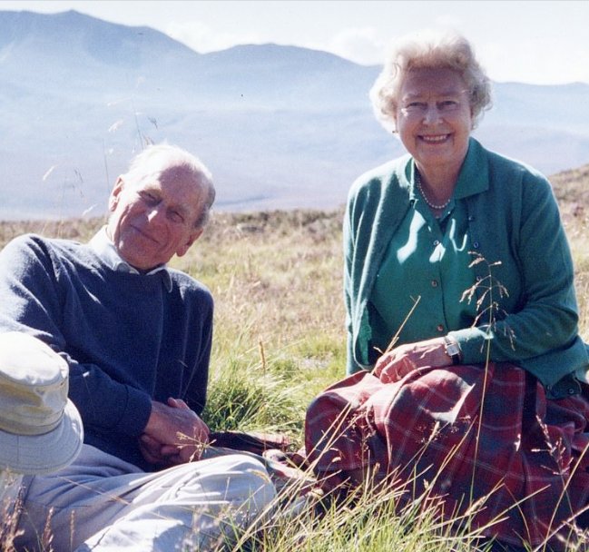 brucehse's tweet photo. HRH Queen Elizabeth II has been a constant throughout our lives. As well as monarch, she has been a truly extraordinary and inspirational person. Bruce House stood together in silence this evening as the @gordonstoun chapel bell tolled in respect to her and her remarkable legacy. https://t.co/oJbMqSYFfk