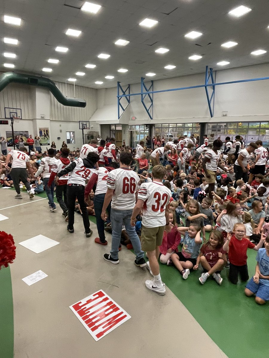Amber_Waites's tweet photo. MES/MHS Spirit Pep Rally! The importance of working hard and practicing! @TCBOE @MunfordElem #workingonmyroar #leadingtheway https://t.co/EC8NwmDJKB