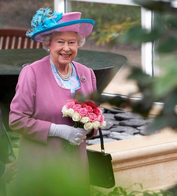 TheCrownEstate's tweet photo. It is with great sadness that we have learnt of the death of Her Majesty Queen Elizabeth II. We extend our deepest sympathies to His Majesty The King and all members of the Royal Family. 

Read our full statement: https://t.co/sl7MQq3ktd https://t.co/mnskBi6ZSh
