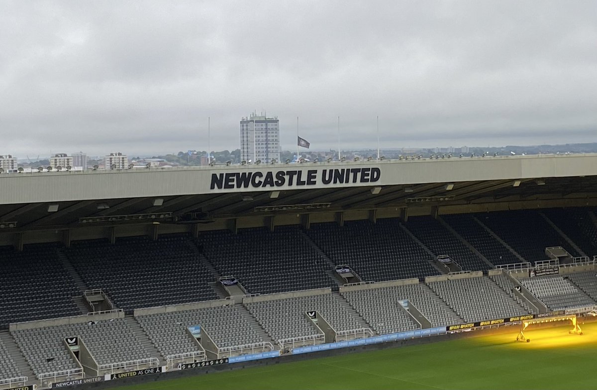 Lovely touch from <a href="/NUFC/">Newcastle United</a>, they came out and put the flag out at half mast for her majesty’s passing this evening 🖤🤍