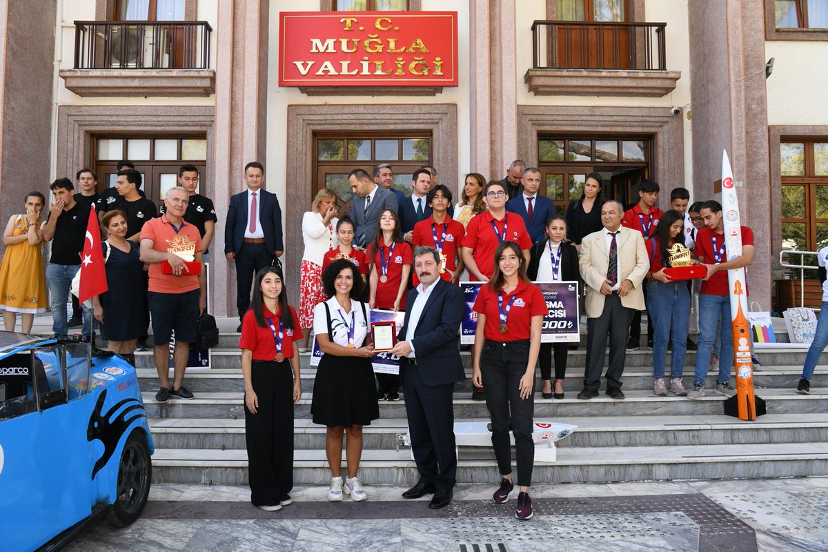 tcmuglavaliligi's tweet photo. Vali Orhan Tavlı, Öğrencilerimizin bu başarılarında emekleri bulunan anne ve babaları başta olmak üzere öğretmenlerini, okul yöneticilerimizi ve İl Milli Eğitim Müdürlüğümüz yetkililerini tebrik ediyorum. Başarılarınızın artarak devam etmesini diliyorum. "dedi. https://t.co/bQM1M5HOhv