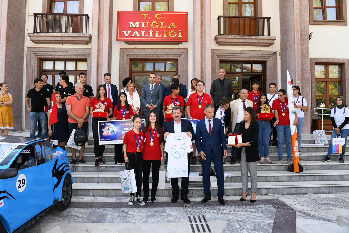 tcmuglavaliligi's tweet photo. Vali Orhan Tavlı, Öğrencilerimizin bu başarılarında emekleri bulunan anne ve babaları başta olmak üzere öğretmenlerini, okul yöneticilerimizi ve İl Milli Eğitim Müdürlüğümüz yetkililerini tebrik ediyorum. Başarılarınızın artarak devam etmesini diliyorum. "dedi. https://t.co/bQM1M5HOhv