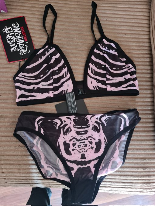 This Avril Lavigne lingerie is amazing and feels sooooo good https://t.co/NjYEeugWZA