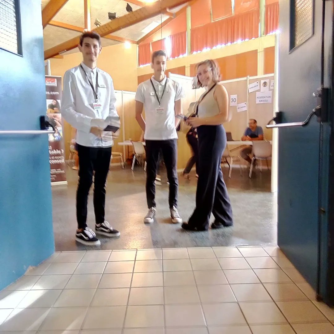 Nos élèves de Terminales #bacpro #metiersdelaccueil ont assuré un accueil de qualité au forum #3CAG de l'emploi à #gimont
Bravo à eux 👏👏👏