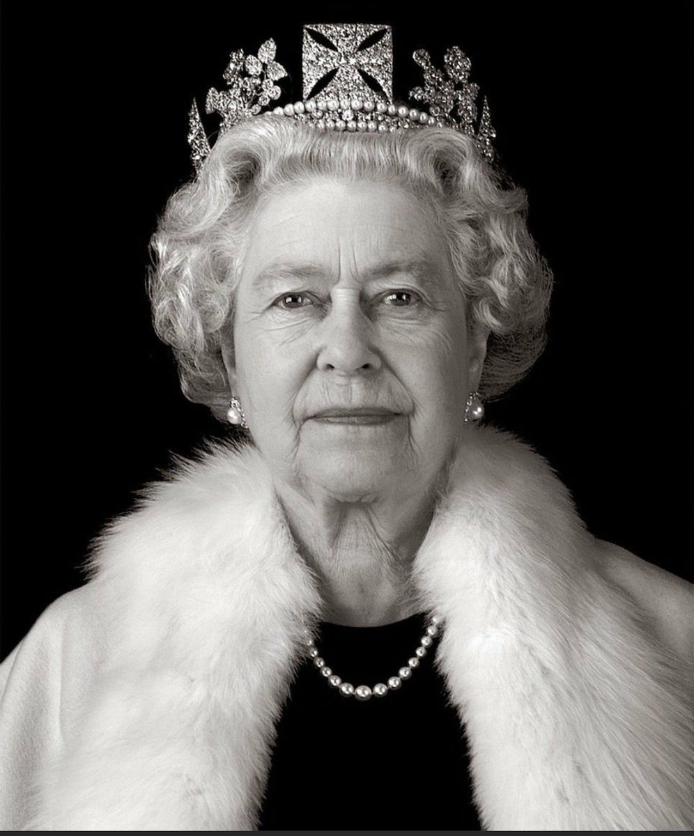 iamnisaarr's tweet photo. London bridge has fallen. RIP Her Majesty Queen Elizabeth II... #QueenElizabeth https://t.co/aBHzKA11Cb