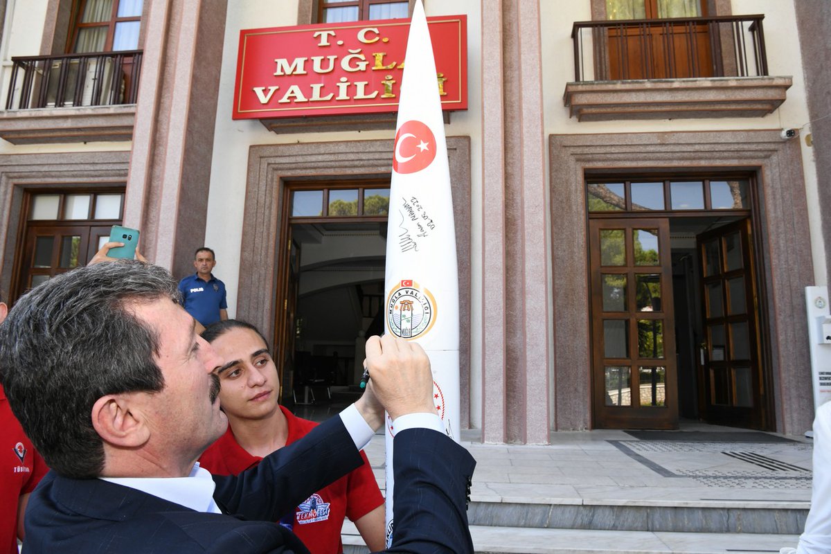 tcmuglavaliligi's tweet photo. Valilik binası önünde hatıra fotoğrafı çekilmesinin ardından danışman öğretmenlere plaket, öğrencilere çeşitli hediyeler veren Vali Orhan Tavlı proje kapsamında geliştirilen araçları inceledi. https://t.co/qXvGjQUcT7