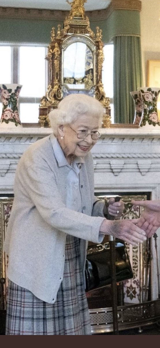 Quanta forza si legge in questa foto di due giorni fa solo la mano tradiva la  nobile roccia. In Lei ho visto le mani livide di mia madre, le mani sofferenti di tutte le madri ,che, dopo aver dato tanto, consapevoli che stanno per lasciarci, ci dicono “non preoccuparti sto bene”