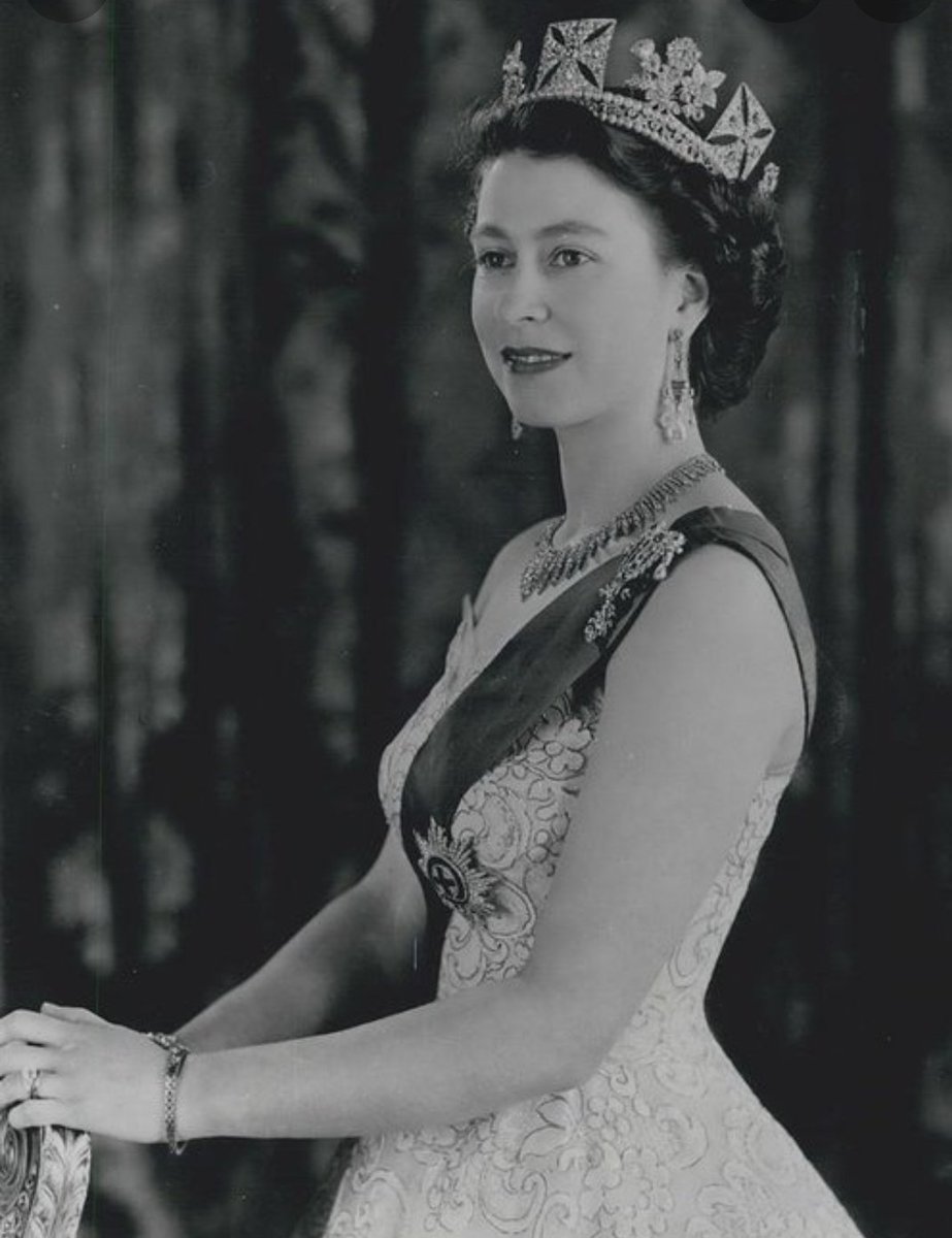 nusratceesay's tweet photo. Today marks an end of an era and a start of a new chapter. 
8 decards of your reign, 96 years old, R.I.P to the Queen #QueenElizabethII #QueenElizabeth https://t.co/JzbBwtgKZW