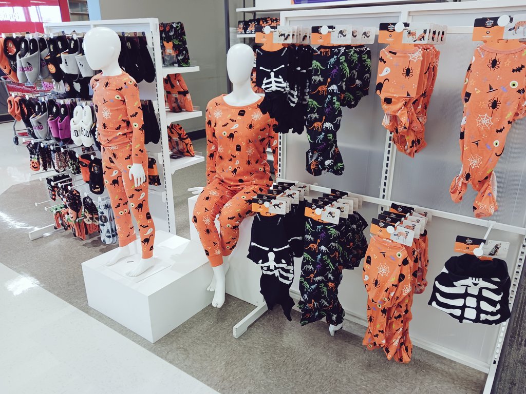 PutsNobody's tweet image. "They're heeerrre"...spooky family sleep sets that is! Opted for FOS since we don't get as much traffic in Boys &amp;amp; we received such a large assortment of product. Used the magnetic dividers tucked under the label strip to keep the sets upright in the absence of shippers 🎃👻🎯🧡🖤