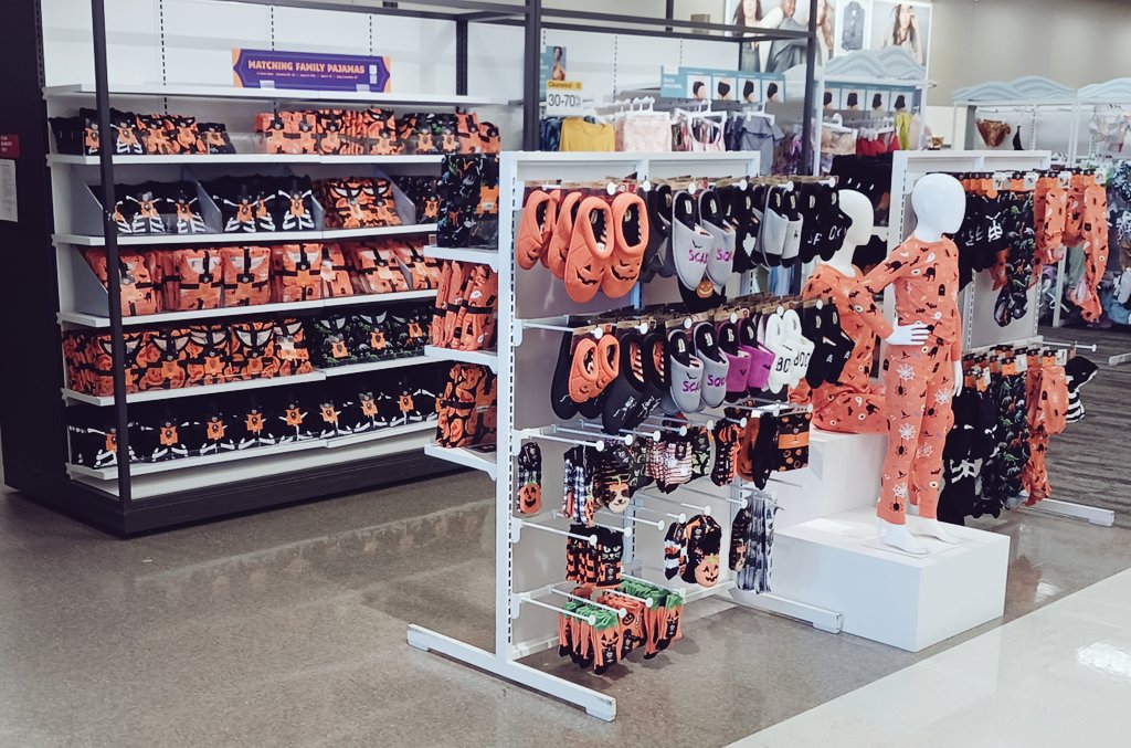 PutsNobody's tweet image. "They're heeerrre"...spooky family sleep sets that is! Opted for FOS since we don't get as much traffic in Boys &amp;amp; we received such a large assortment of product. Used the magnetic dividers tucked under the label strip to keep the sets upright in the absence of shippers 🎃👻🎯🧡🖤