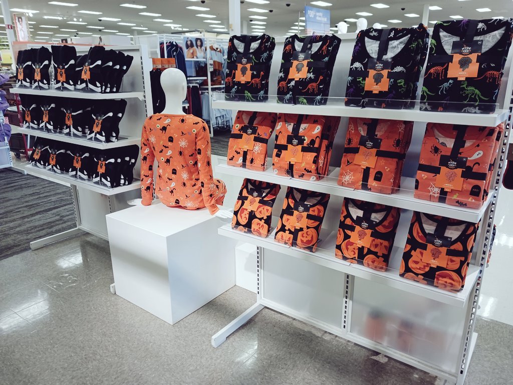 PutsNobody's tweet image. "They're heeerrre"...spooky family sleep sets that is! Opted for FOS since we don't get as much traffic in Boys &amp;amp; we received such a large assortment of product. Used the magnetic dividers tucked under the label strip to keep the sets upright in the absence of shippers 🎃👻🎯🧡🖤