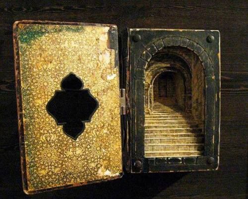ElliottBlackwe3's tweet photo. I love the idea of taking an old forgotten book down from a library shelf &amp; opening it to find a magic tunnel. I would definitely step inside to see where it leads.
(‘Tunnel Book’ by artist Ruth Maendel) https://t.co/h3VJY80VPR