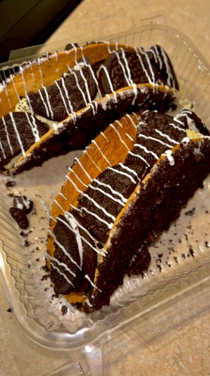 StacyKowalski15's tweet image. Oreo Cheesecake Taco  🍪🖤
-
-
-
-
@StaceSweets15 
#fypシ #foodphotography #SmallBusiness #oreo #cheesecake #taco #dessert #sweettooth #collegestudents #Viral