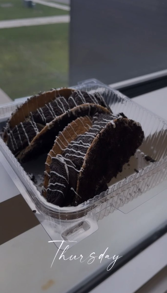 StacyKowalski15's tweet image. Oreo Cheesecake Taco  🍪🖤
-
-
-
-
@StaceSweets15 
#fypシ #foodphotography #SmallBusiness #oreo #cheesecake #taco #dessert #sweettooth #collegestudents #Viral