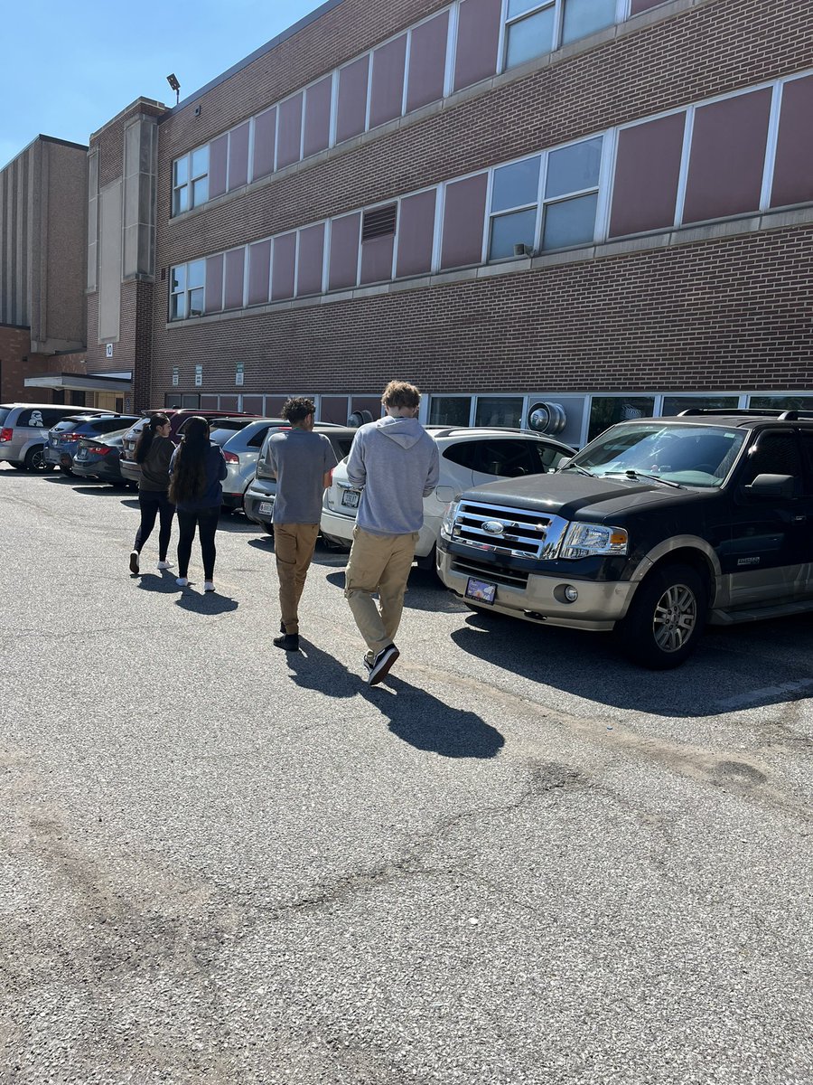 WhitingSoftball's tweet photo. Busy day in room 110! #APBio creating and modifying cells; #Bio1 analyzing mealworm behavior; and #APES using the street and faculty parking lot to analyze biodiversity in two communities! @WHSOilers @WhitingOilers https://t.co/dSTLGfbZ6g