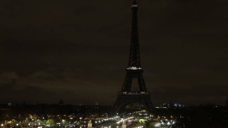 I_lraq1's tweet photo. فرنسا تطفئ برج إيفل حدادًا على وفاة الملكة إليزابيث الثانية ملكة بريطانيا.

#عاجل https://t.co/oYo9DzKDf5